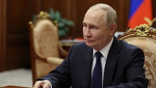  يستمع الرئيس الروسي فلاديمير بوتين إلى حاكم منطقة موسكو أندريه فوروبيوف خلال اجتماعهما في الكرملين بموسكو، روسيا، يوم الاثنين 29 ديسمبر/كانون الأول 2025. 