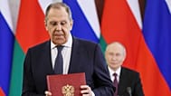 DOSSIER : Le ministre russe des Affaires étrangères Sergey Lavrov participe à une cérémonie de signature avec le président russe Vladimir Poutine en arrière-plan, à Moscou, le 22 avril 2025.