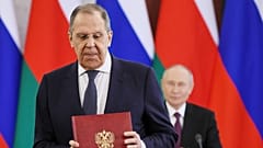 DATEI: Der russische Außenminister Sergej Lawrow nimmt an einer Unterzeichnungszeremonie teil, im Hintergrund der russische Präsident Wladimir Putin, in Moskau, 22. April 2025