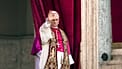 Папа Лев XIV выходит из Лоджии базилики Святого Петра после избрания понтификом (8 мая 2025 года)