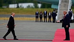 DATEI: US-Präsident Donald Trump begrüßt den russischen Präsidenten Wladimir Putin auf der Joint Base Elmendorf-Richardson, Alaska, 15. August 2025