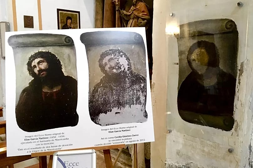 Blick auf die verschlimmbesserte Version des "Ecce Homo" des Malers Elías García, rechts, neben einer Kopie des Originals, links, in der Kirche von Borja in Zaragoza.