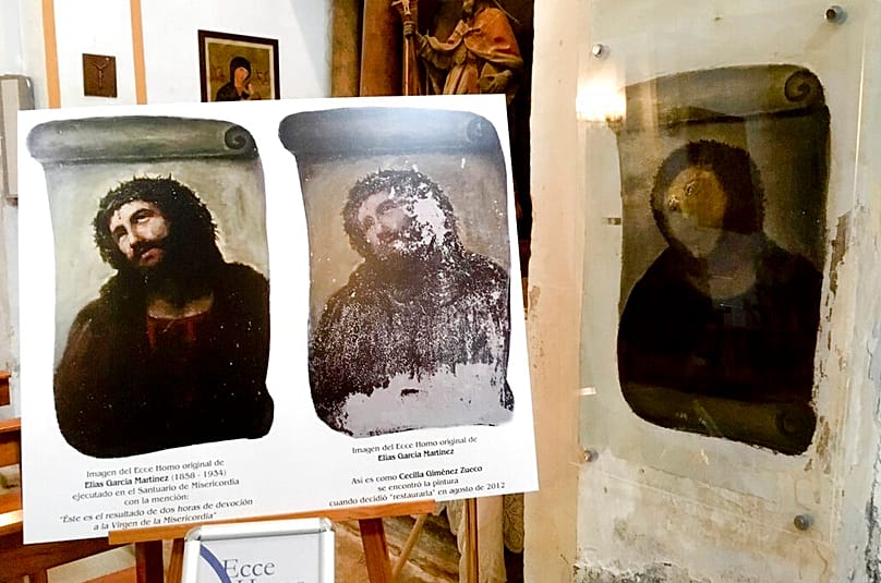 Vista da versão deteriorada do mural 'Ecce Homo' pelo pintor do século XIX Elias Garcia Martinez, à direita, ao lado de uma cópia do original, à esquerda, na Igreja Borja