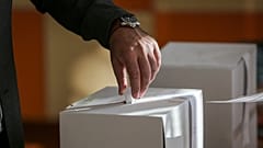 Ψηφοφόρος ψηφίζει στην πόλη Μπάνκια της Βουλγαρίας, 02/10/2022