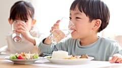 Imagen de dos niños comiendo