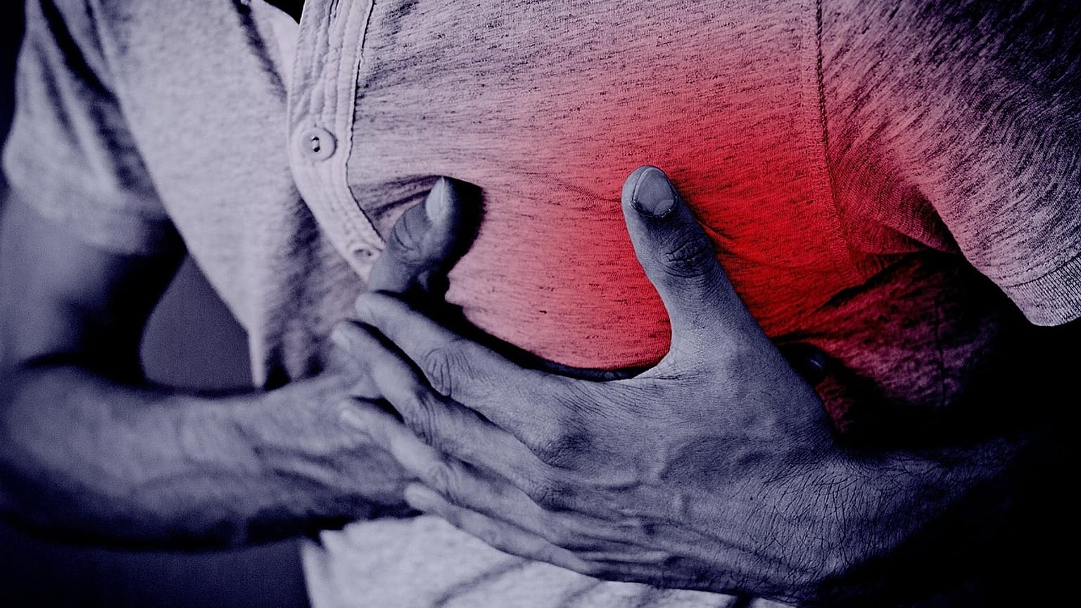 رجل يعاني من ألم في الصدر