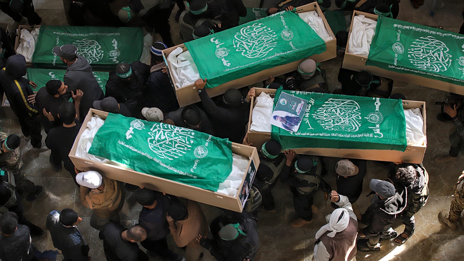 فلسطينيون يشيّعون جثامين عناصر من كتائب عز الدين القسام قُتلوا في قصف إسرائيلي على قطاع غزة، في 31 يناير 2025.