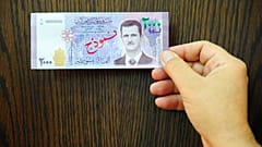 ورقة نقدية من فئة 2000 ليرة سورية تظهر عليها صورة الرئيس المخلوع بشار الأسد، يوم الأحد 2 تموز 2017.