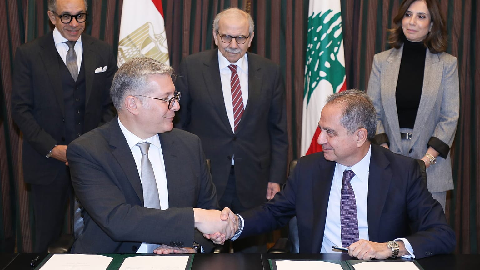 الصورة نشرتها رئاسة الوزراء اللبنانية وتظهر توقيع مذكرة تفاهم بين مصر ولبنان لتلبية احتياجات لبنان من الغاز الطبيعي، بيروت 29 ديسمبر 2025.