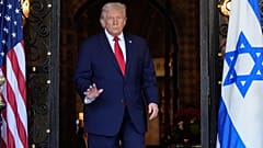 Donald Trump salue de la main avant d'accueillir Benjamin Netanyahu dans son club Mar-a-Lago. 