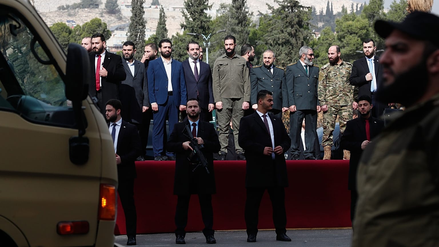 Suriye geçici Devlet Başkanı Ahmed eş-Şara ve bakanlar.