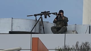 عنصر أمن أسترالي على سطح مبنى في شاطئ بوندي في سيدني، يوم الأحد 21 ديسمبر 2025،