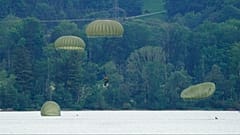 ARCHIVO - Paracaidistas de la escuela de paracaidistas/transporte aéreo de Altenstadt durante un ejercicio militar en Kochel am See, 23 de julio de 2024.