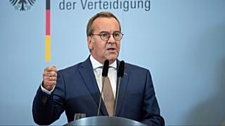 Pistorius während einer gemeinsamen Pressekonferenz mit Bundeskanzler Friedrich Merz , 27. August 2025