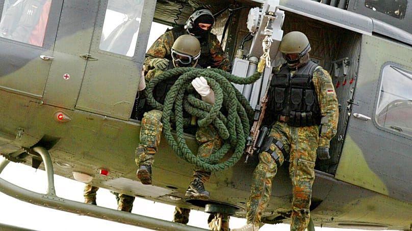 ARCHIV - Soldaten des Kommandos Spezialkraefte KSK der Bundeswehr nehmen am 5. Februar 2004 in Calw an einer Übung teil.