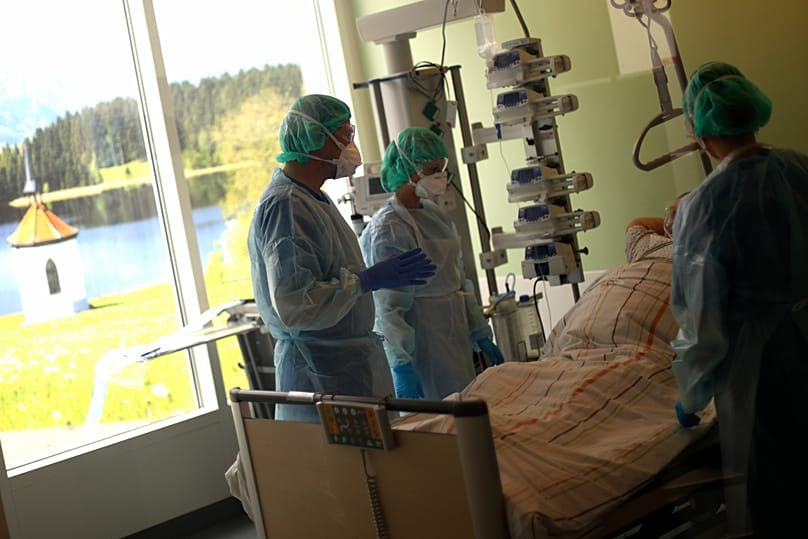 Ärzte und Krankenpfleger auf einer Intensivstation im Krankenhaus vonin Mühldorf am Inn, Deutschland, 29. April 2020
