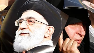 امرأة من أنصار حزب الله تحمل ملصقًا للمرشد الأعلى الإيراني، الخميس 14 تشرين الأول/أكتوبر 2010.