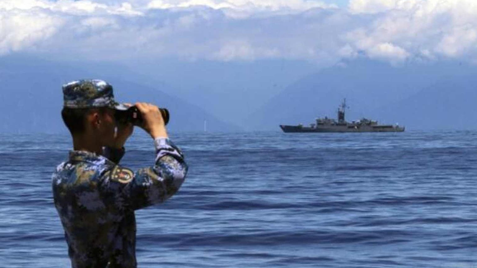 Çin Halk Ordusu askeri, Tayvan kıyılarına bakarken