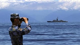 Çin Halk Ordusu askeri, Tayvan kıyılarına bakarken