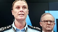 Die Kommissarin der australischen Bundespolizei, Krissy Barrett, spricht über die Ermittlungen zu den Terroranschlägen, während Premierminister Anthony Albanese zuhört, in Canberra, 30. Dezember 2025