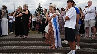 Люди собрались почтить память жертв антисемитского теракта на пляже Бонди