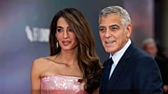 Amal Clooney, à gauche, et George Clooney posent pour les photographes à leur arrivée à la première du film "Jay Kelly" lors du festival du film de Londres, 2025. 