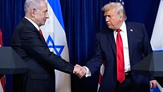 Donald Trump estrecha la mano del primer ministro israelí, Benjamin Netanyahu el lunes 29 de diciembre de 2025, en Palm Beach, Florida.
