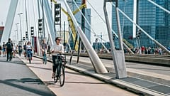 Des cyclistes traversent un pont à Rotterdam, le 13 septembre 2023.