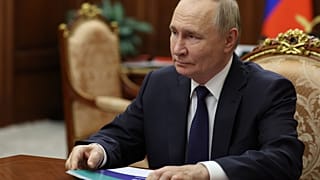 الرئيس الروسي فلاديمير بوتين يستمع إلى حاكم منطقة موسكو أندريه فوروبيوف خلال لقائهما في الكرملين بموسكو، روسيا، يوم الاثنين 29 ديسمبر 2025.