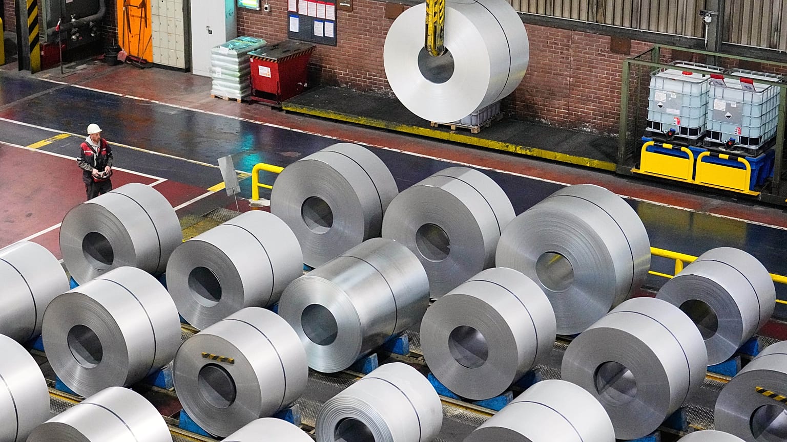 As bobinas de aço são armazenadas na siderurgia da thyssenkrupp em Duisburg, Alemanha, quarta-feira, 5 de novembro de 2025.