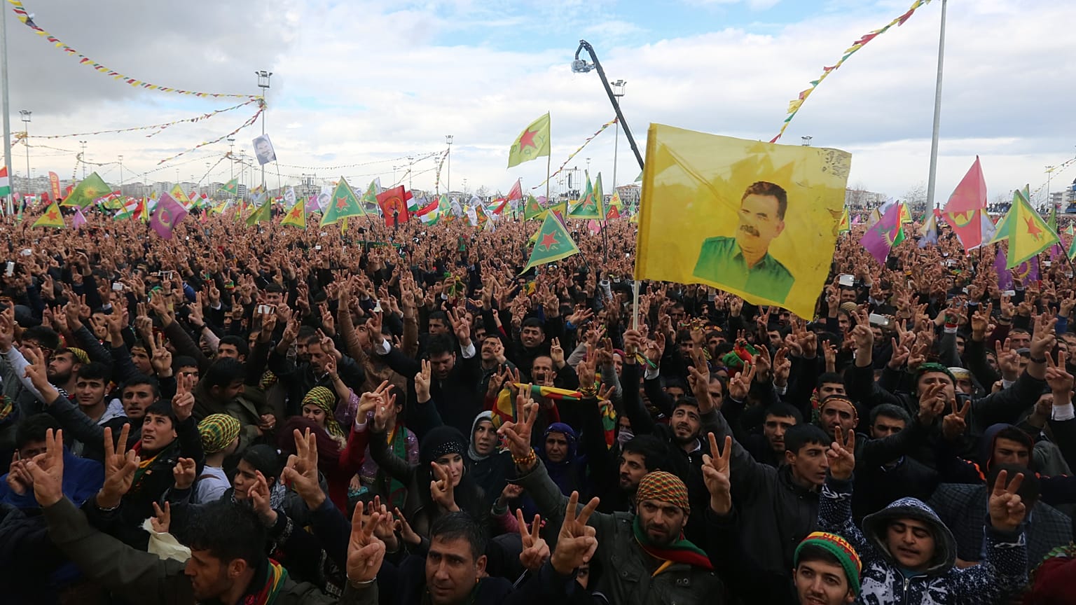 ARŞİV: Diyarbakır'da düzenlenen Nevruz kutlamaları sırasında destekçiler Abdullah Öcalan’ın posterlerini taşıyor. / 21 Mart 2015 Cumartesi