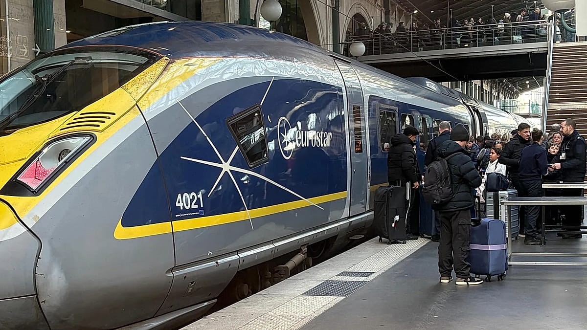 Eurostar tells passengers not to travel after power supply disruption Eurostar tells passengers not to travel after power supply disruption