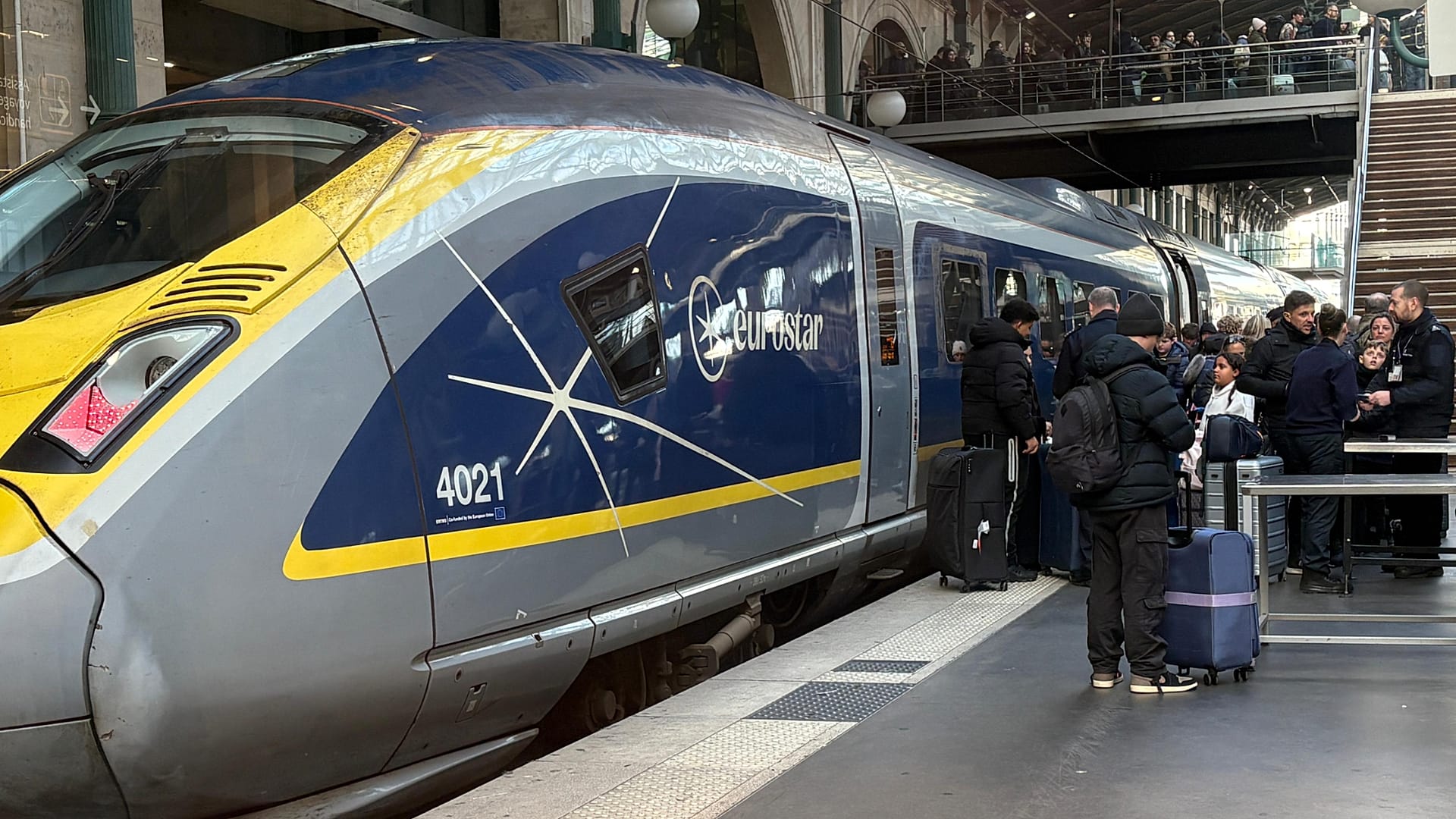 Ταξιδιώτες αποβιβάζονται από το τρένο Eurostar στο σταθμό Gare du Nord στο Παρίσι, 30 Δεκεμβρίου 2025 