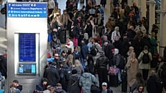 Fahrgäste stehen in der Nähe der Eurostar-Abfahrten am Bahnhof St Pancras International in London Schlange und warten, 7. März 2025