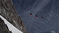 Des cabines de téléphériques bloquées pendent du massif du Mont Blanc entre la France et l'Italie, vendredi 9 septembre 2016. (AP Photo/Luca Bruno)