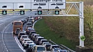 Passageiros fazem fila para entrar nas instalações do Eurotúnel em Folkestone, Kent, Inglaterra, terça-feira, 30 de dezembro de 2025. 