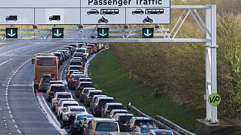 Passageiros fazem fila para entrar nas instalações do Eurotúnel em Folkestone, Kent, Inglaterra, terça-feira, 30 de dezembro de 2025. 