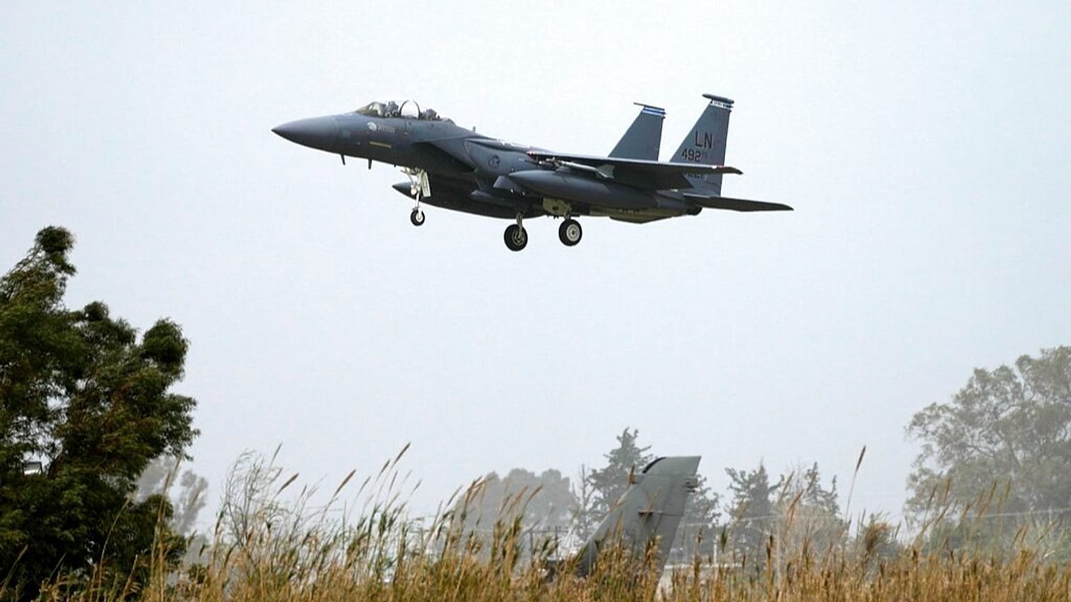 مقاتلة F-15 أمريكية تستعد للهبوط في قاعدة أندرافيدا الجوية جنوب غرب أثينا، في 1 أبريل 2022.