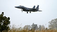 مقاتلة F-15 أمريكية تستعد للهبوط في قاعدة أندرافيدا الجوية جنوب غرب أثينا، في 1 أبريل 2022.