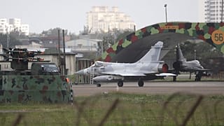 طائرة مقاتلة من طراز ميراج 2000 تابعة لتايوان تمر بجانب حصن الطائرات في قاعدة جوية بمدينة هسينتشو شمال تايوان، يوم الثلاثاء 30 ديسمبر 2025