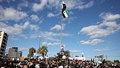 تظاهر محتجون من الأقلية العلوية، في اللاذقية، المنطقة الساحلية السورية، الأحد 28 ديسمبر/كانون الأول 2025.