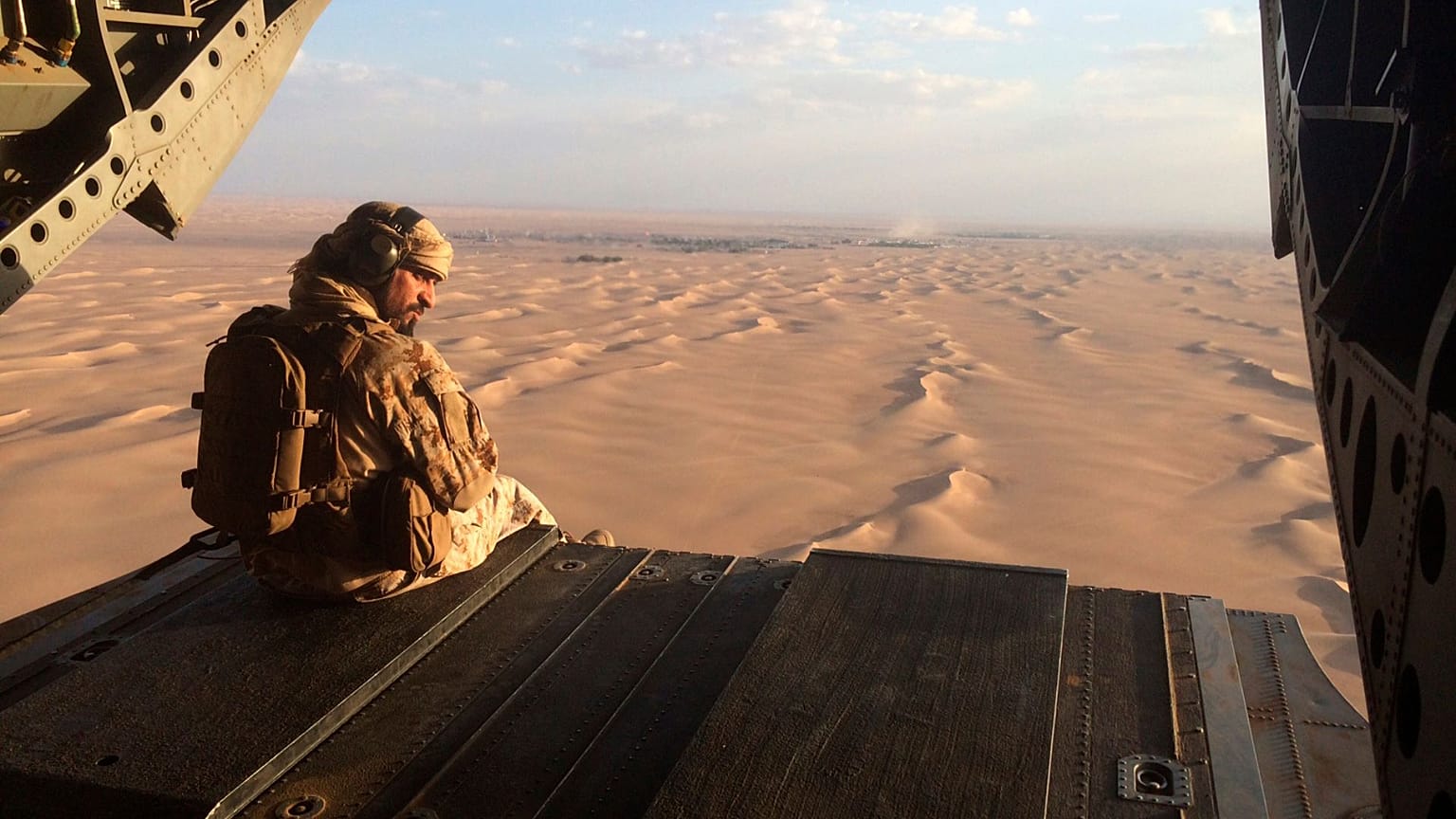 تصویر آرشیوی به تاریخ ۱۷ سپتامبر ۲۰۱۵، یک تیرانداز اماراتی از درب عقب هلیکوپتر نظامی چینوک امارات متحده عربی بر فراز یمن،