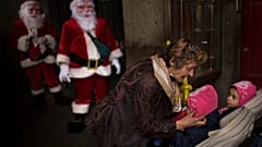 Una familia visita el mercado navideño de Madrid, España, el sábado 13 de diciembre de 2014