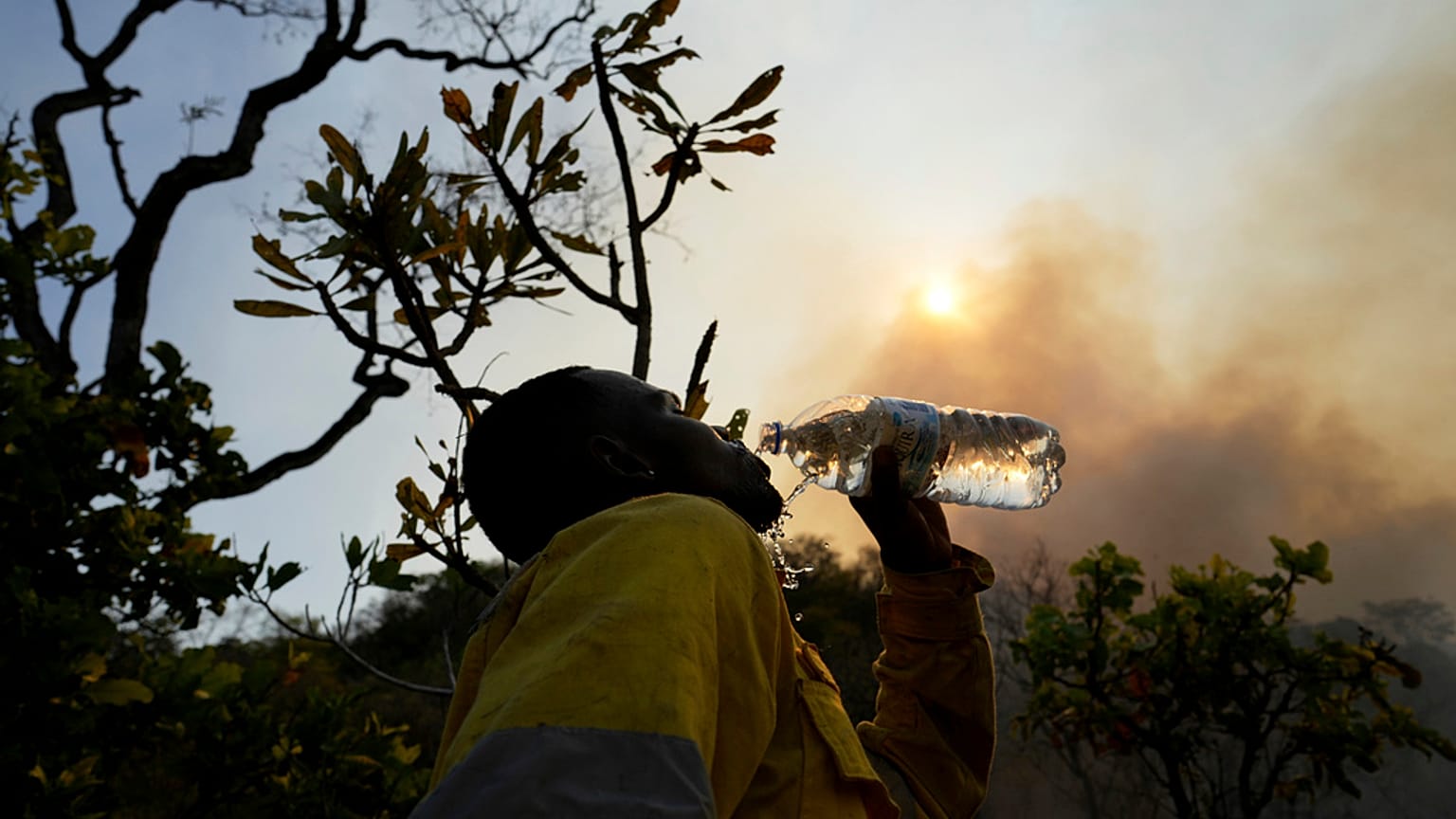 رجل إطفاء يسيطر على حريق غابات قرب منتزه شابادا دوس فياديروس في غوياس بالبرازيل، 3 أكتوبر 2025.