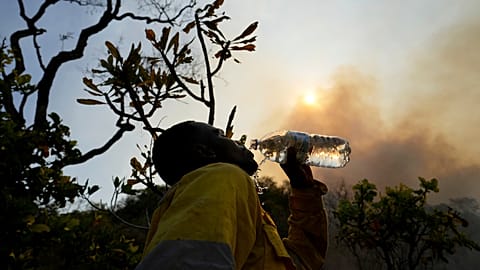 رجل إطفاء يسيطر على حريق غابات قرب منتزه شابادا دوس فياديروس في غوياس بالبرازيل، 3 أكتوبر 2025.