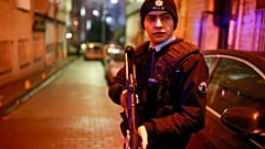  قام شرطي تركي بتأمين طريق قرب مقر الشرطة الرئيسي في إسطنبول، يوم الجمعة 20 يناير/كانون الثاني 2017. 