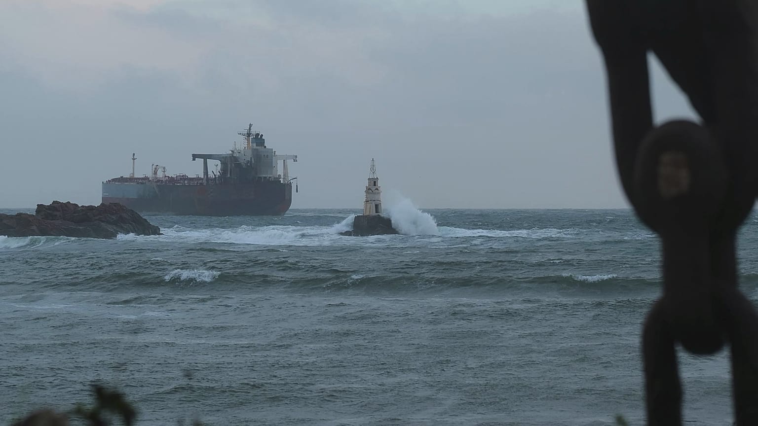 Les vents violents ont rendu difficile le contrôle des navires.