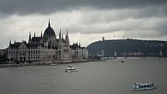 ARCHIVO - Nubes oscuras sobre el edificio del Parlamento en Budapest, Hungría, durante la crecida del río Danubio. 16 de septiembre de 2024. 