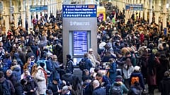 Des voyageurs font la queue pour les trains Eurostar à la gare de St Pancras International, à Londres, mardi 30 décembre 2025.