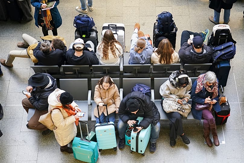 Viajeros hacen cola para los servicios de Eurostar en la estación internacional de St. Pancras en Londres, el martes 30 de diciembre de 2025,